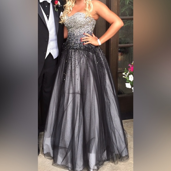 Mac Duggal Dresses & Skirts - Mac Duggal Elegant Black Evening Gown